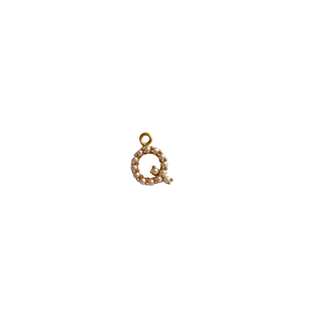 Small Gold Pearl Q Letter